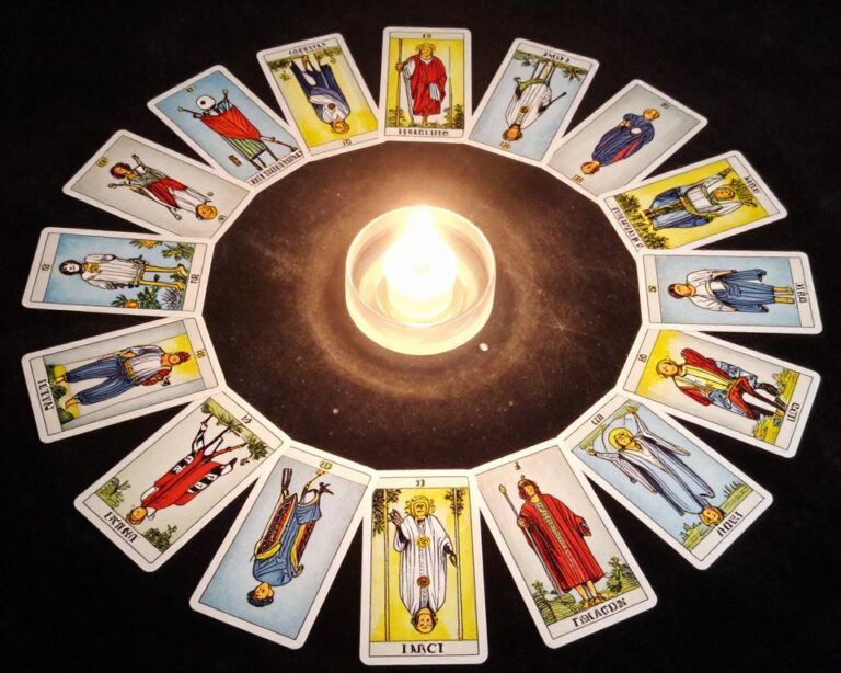 arcanes majeurs du tarot étalés en cercle